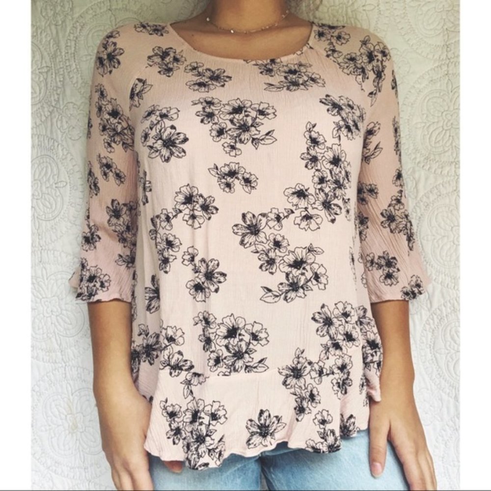 WOMENS - sz Med A.N.A light pink bell sleeve blouse top high/low hem floral